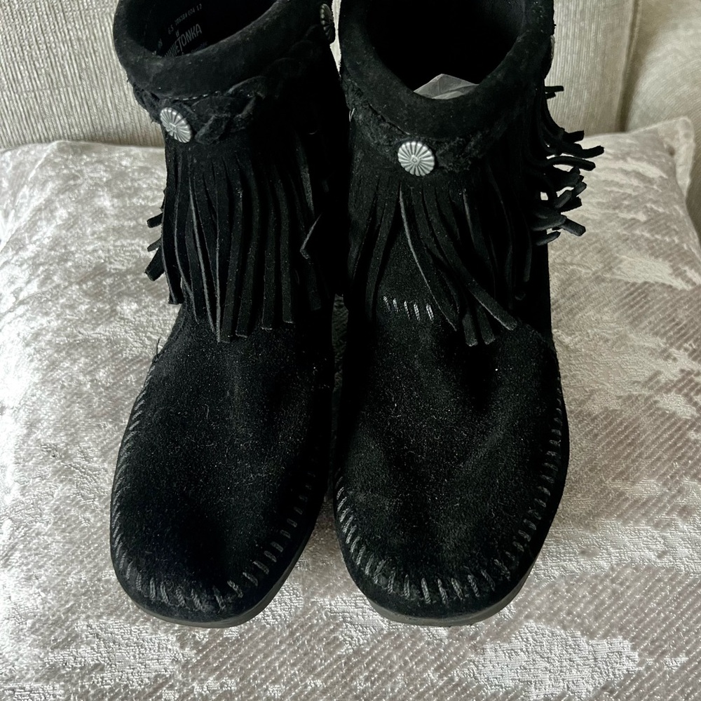 Women's Minnetonka Fringed Back Zipped Bootie ~ Size 6.5
